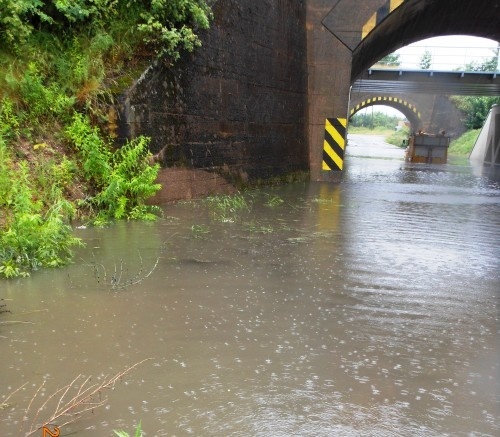 Skutki wielogodzinnej ulewy: tymczasowo zamknięte części ulic Spokojnej i Pątnowskiej